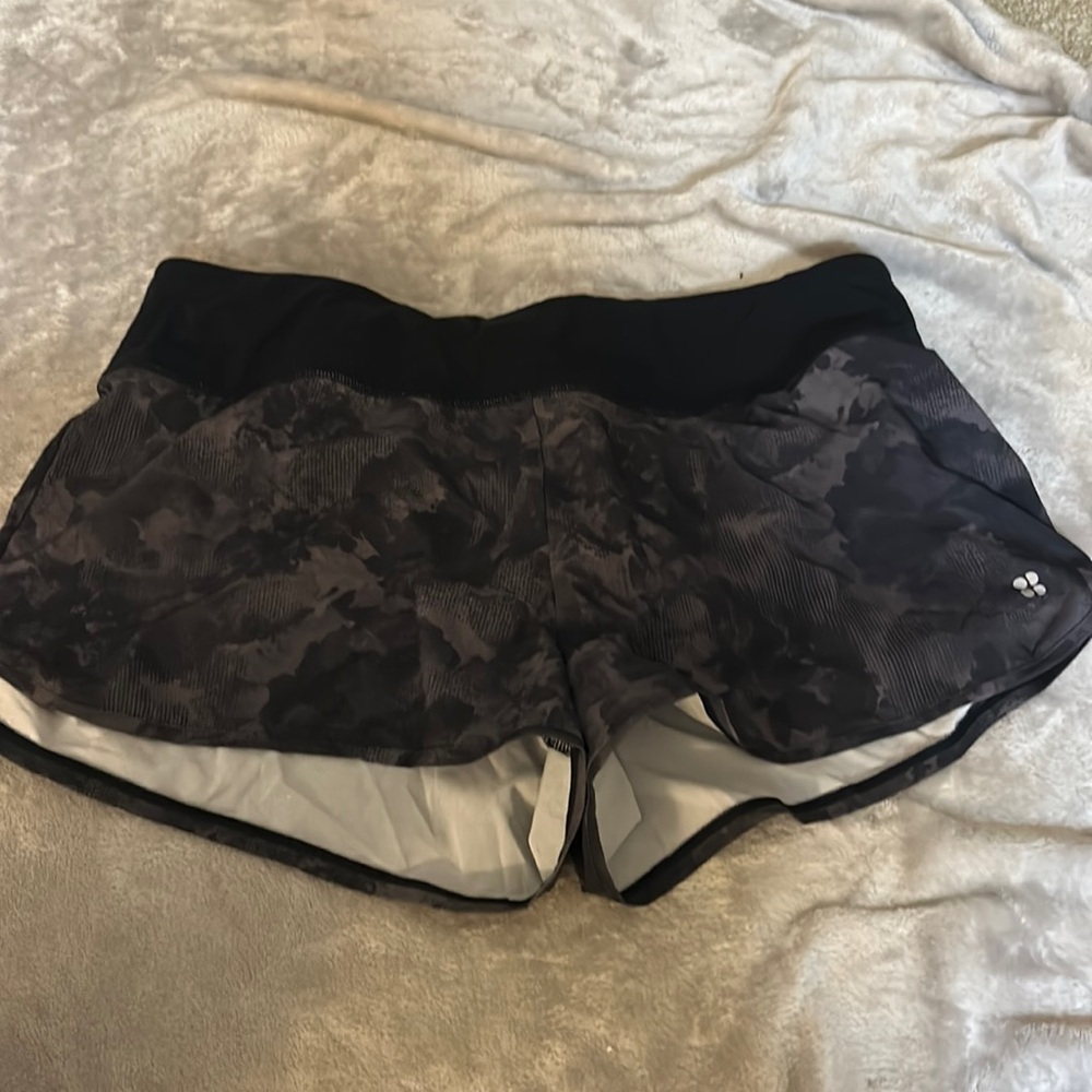 Sweaty Betty time trial abstract print shorts
